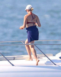 Scarlett Johansson feet photo thumbnail