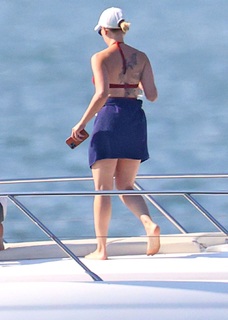Scarlett Johansson feet photo thumbnail