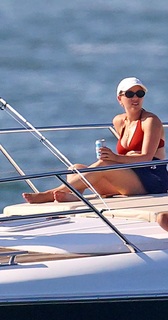 Scarlett Johansson feet photo thumbnail