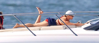 Scarlett Johansson feet photo thumbnail