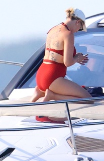 Scarlett Johansson feet photo thumbnail