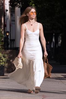 Julianne Hough feet photo thumbnail