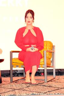 Katy Perry feet photo thumbnail