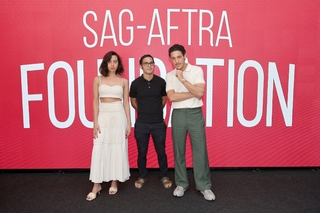 Aubrey Plaza feet photo thumbnail