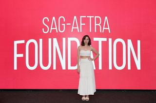 Aubrey Plaza feet photo thumbnail