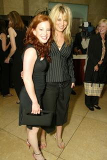 Kaley Cuoco feet photo thumbnail