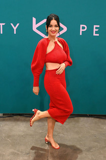 Katy Perry feet photo thumbnail
