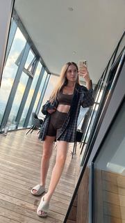 Duygu Özaslan feet photo thumbnail