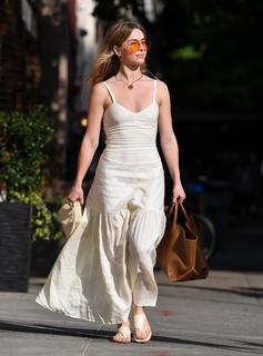 Julianne Hough feet photo thumbnail