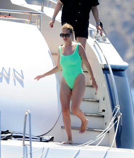 Rosie Huntington-Whiteley feet photo thumbnail