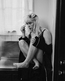 Billie Eilish feet photo thumbnail
