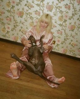 Billie Eilish feet photo thumbnail