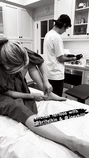 Emma Roberts feet photo thumbnail