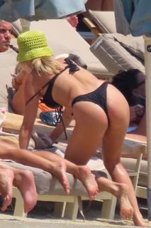 Ashley Roberts feet photo thumbnail