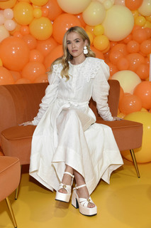 Zoey Deutch feet photo thumbnail