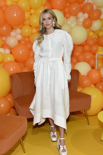 Zoey Deutch feet photo thumbnail