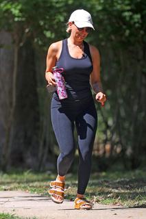 Scarlett Johansson feet photo thumbnail