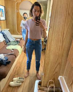 Aubrey Plaza feet photo thumbnail