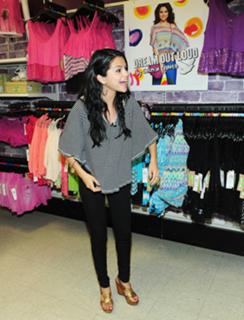 Selena Gomez feet photo thumbnail