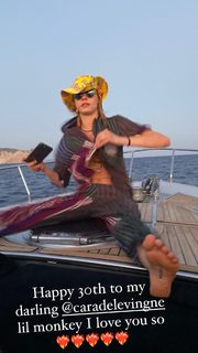 Cara Delevingne feet photo thumbnail