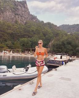 Seyma Subasi feet photo thumbnail