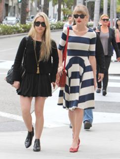 Taylor Swift feet photo thumbnail