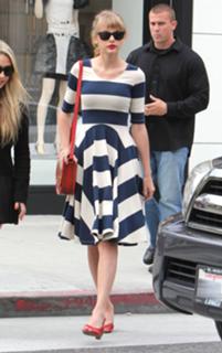 Taylor Swift feet photo thumbnail