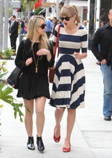 Taylor Swift feet photo thumbnail