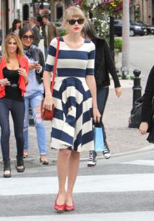 Taylor Swift feet photo thumbnail