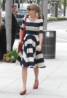 Taylor Swift feet photo thumbnail