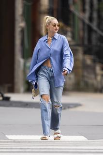 Gigi Hadid feet photo thumbnail