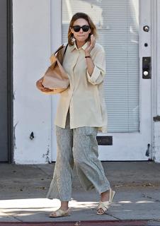 Elizabeth Olsen feet photo thumbnail
