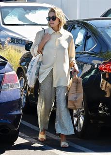 Elizabeth Olsen feet photo thumbnail