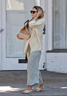 Elizabeth Olsen feet photo thumbnail