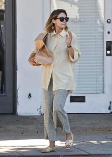 Elizabeth Olsen feet photo thumbnail