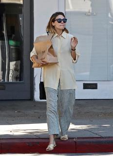Elizabeth Olsen feet photo thumbnail