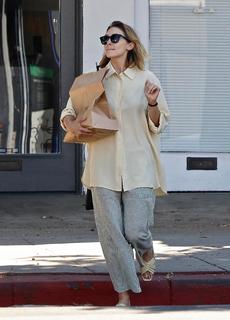 Elizabeth Olsen feet photo thumbnail
