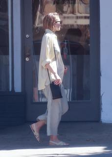 Elizabeth Olsen feet photo thumbnail