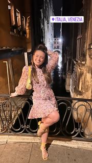 Larissa Manoela feet photo thumbnail