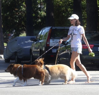 Aubrey Plaza feet photo thumbnail