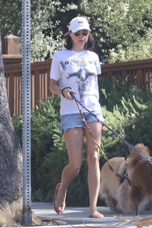 Aubrey Plaza feet photo thumbnail