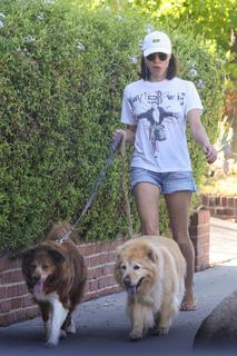 Aubrey Plaza feet photo thumbnail