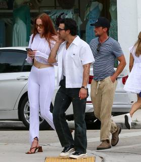 Sophie Turner feet photo thumbnail
