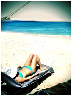 Kaley Cuoco feet photo thumbnail
