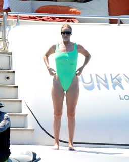 Rosie Huntington-Whiteley feet photo thumbnail
