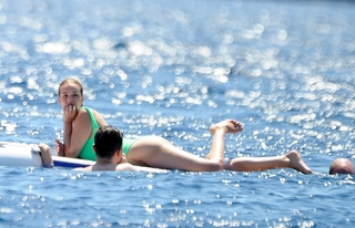 Rosie Huntington-Whiteley feet photo thumbnail