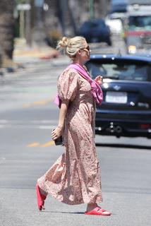 Emma Roberts feet photo thumbnail