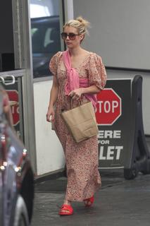 Emma Roberts feet photo thumbnail
