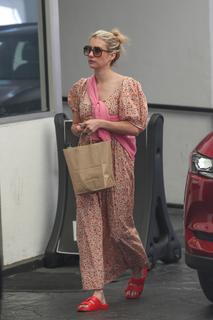 Emma Roberts feet photo thumbnail