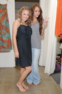 Miley Cyrus feet photo thumbnail